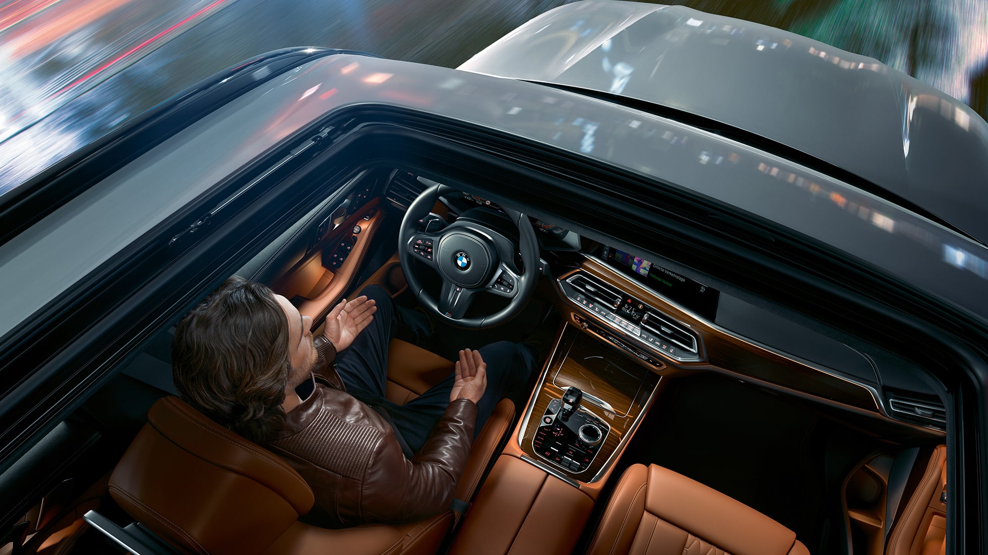 Horft í gegnum stóran þakglugga BMW X5 Steinhvítsanseraður BMW X5 G05 2018, horft niður í gegnum stóran þakgluggann