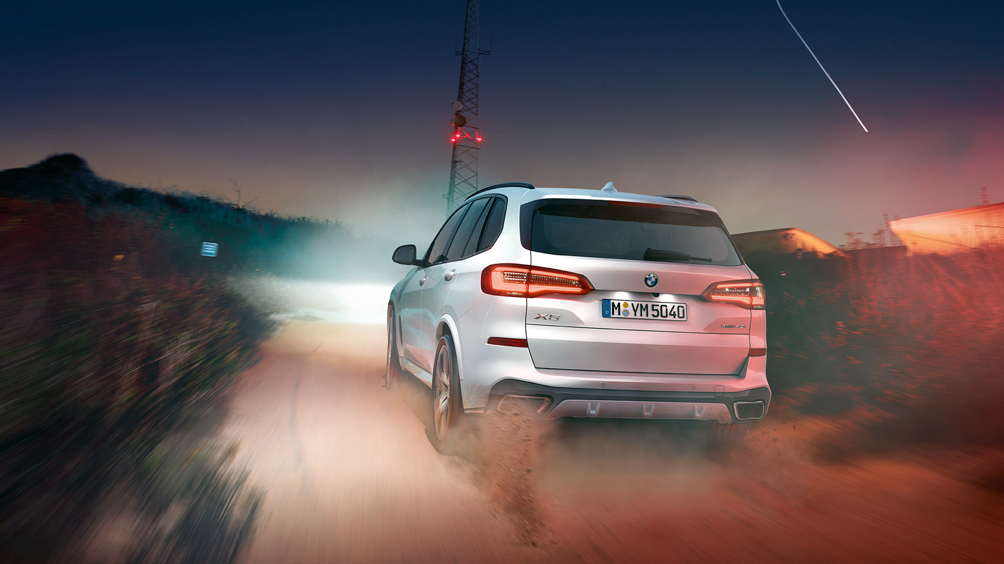 BMW X5 xDrive40i, að aftan Steinhvítsanseraður BMW X5 xDrive40i G05 2018, að aftan