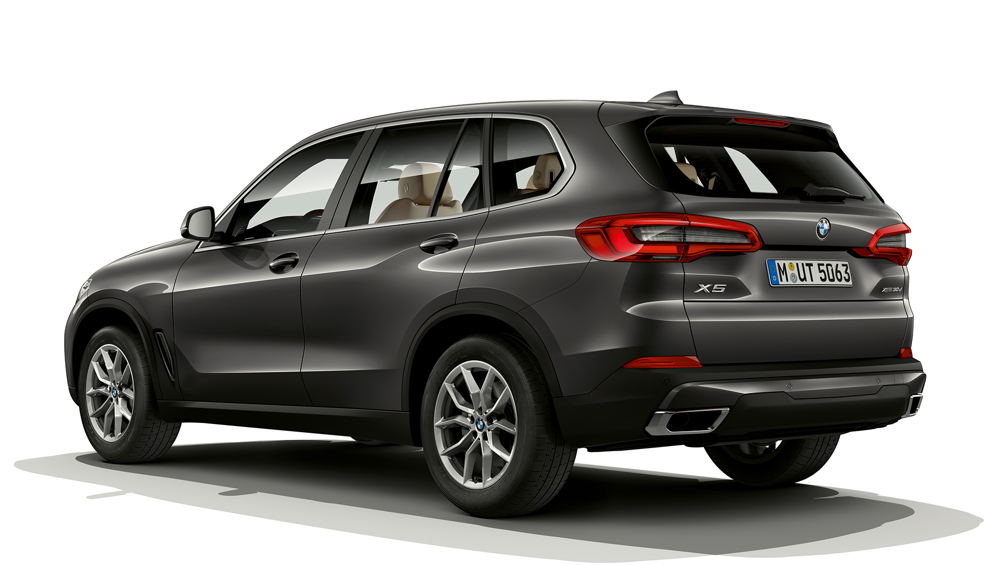 Grunngerð BMW X5 xDrive30d, skásett sjónarhorn á afturhluta Glanssanseruð Sophisto-grá grunngerð BMW X5 xDrive30d G05 2018, skásett sjónarhorn á afturhluta