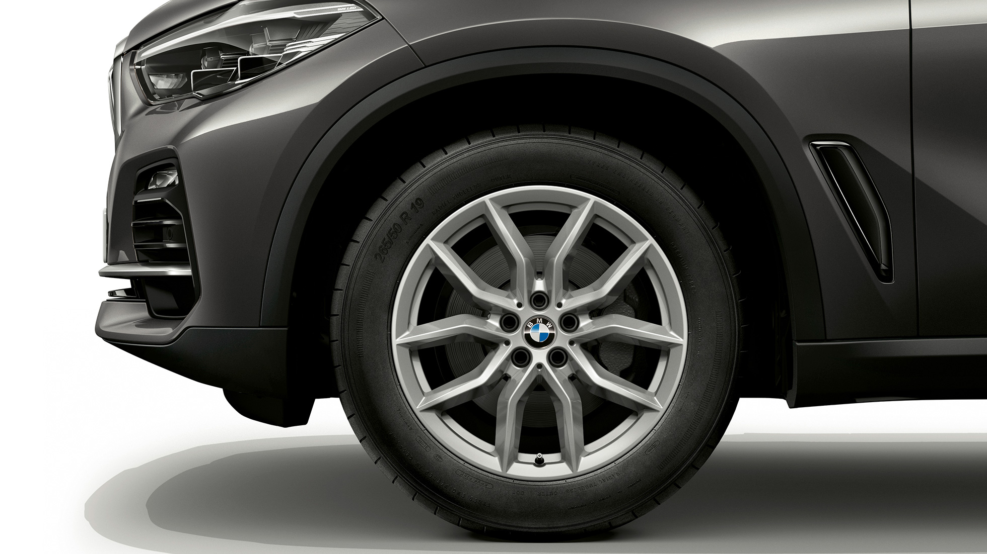 Grunngerð BMW X5 xDrive30d, framhluti og felga frá hlið Glanssanseruð Sophisto-grá grunngerð BMW X5 xDrive30d G05 2018, framhluti og felga frá hlið