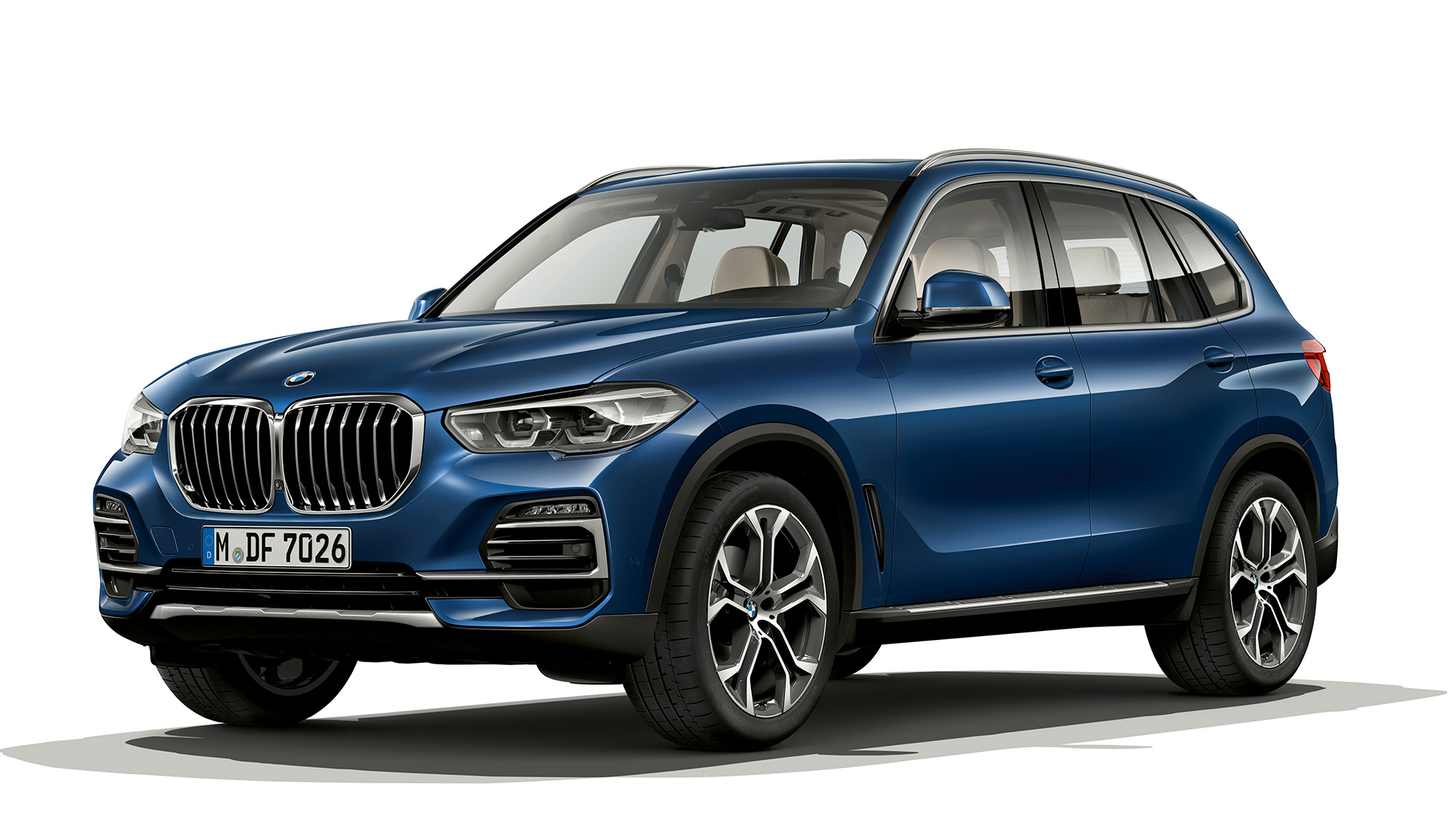 xLine-útfærsla BMW X5 xDrive40i, skásett sjónarhorn á framhluta Blómablásanseruð xLine-útfærsla BMW X5 xDrive40i G05 2018, skásett sjónarhorn á framhluta