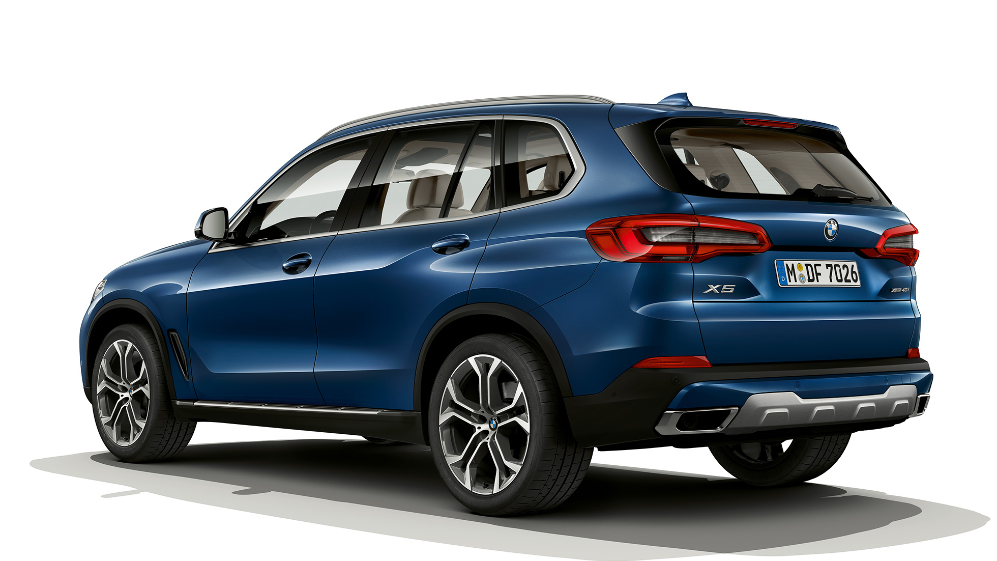xLine-útfærsla BMW X5 xDrive40i, skásett sjónarhorn á afturhluta Blómablásanseruð xLine-útfærsla BMW X5 xDrive40i G05 2018, skásett sjónarhorn á afturhluta