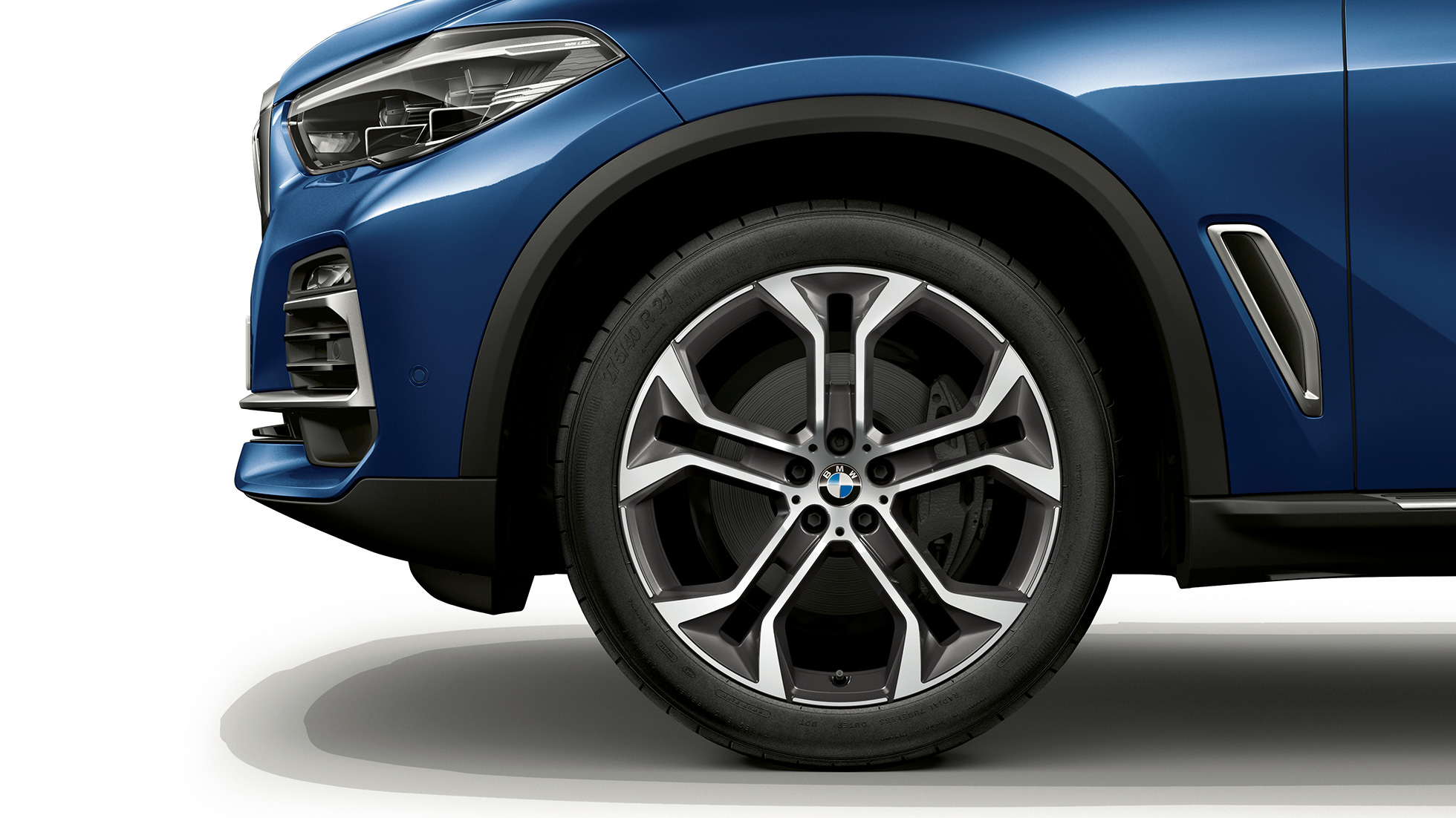 xLine-útfærsla BMW X5 xDrive40i, framhluti og felga frá hlið Blómablásanseruð xLine-útfærsla BMW X5 xDrive40i G05 2018, framhluti og felga frá hlið