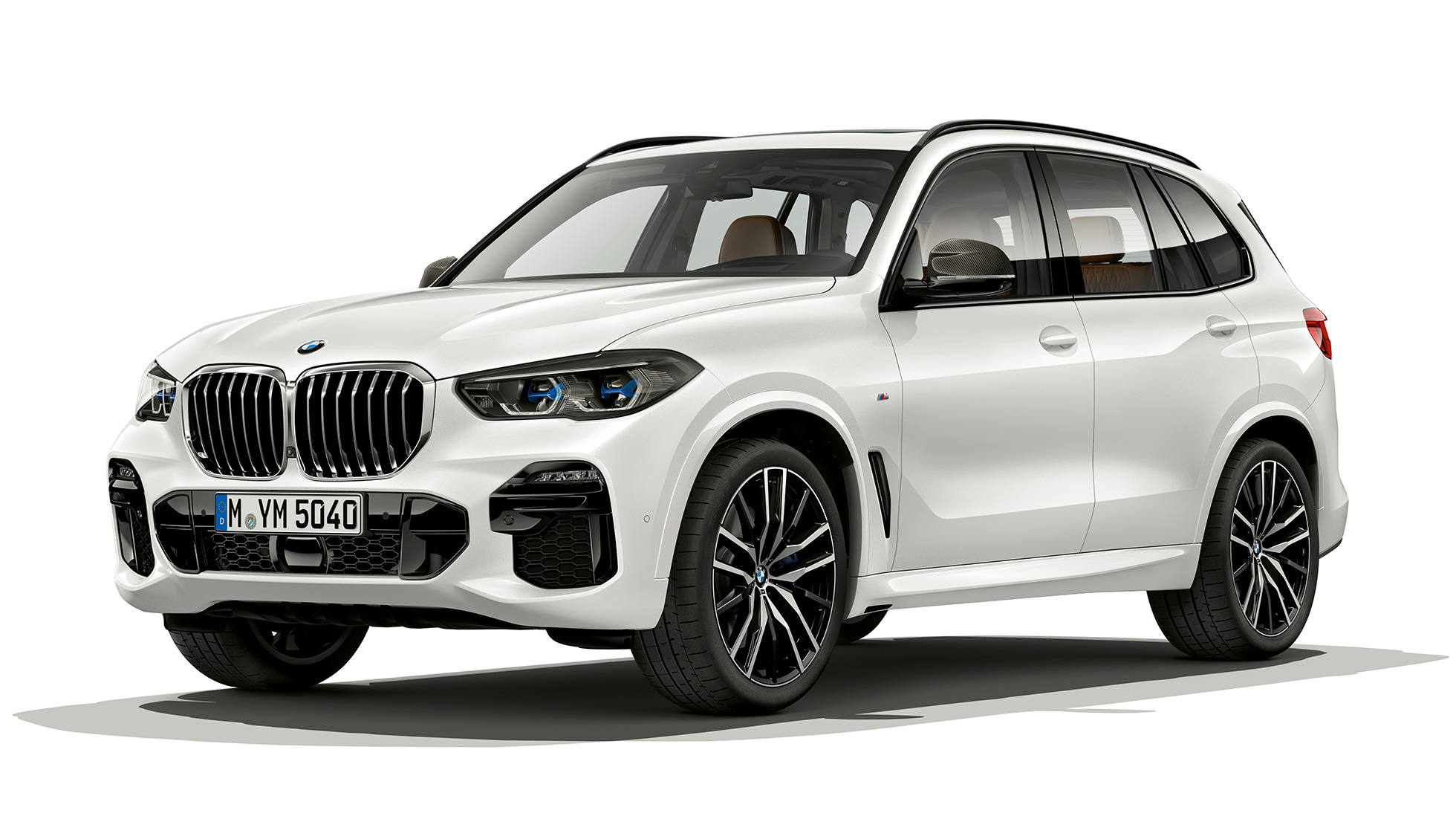 BMW X5 xDrive40i M Sport, skásett sjónarhorn á framhluta Steinhvítsanseraður BMW X5 xDrive40i M Sport G05 2018, skásett sjónarhorn á framhluta