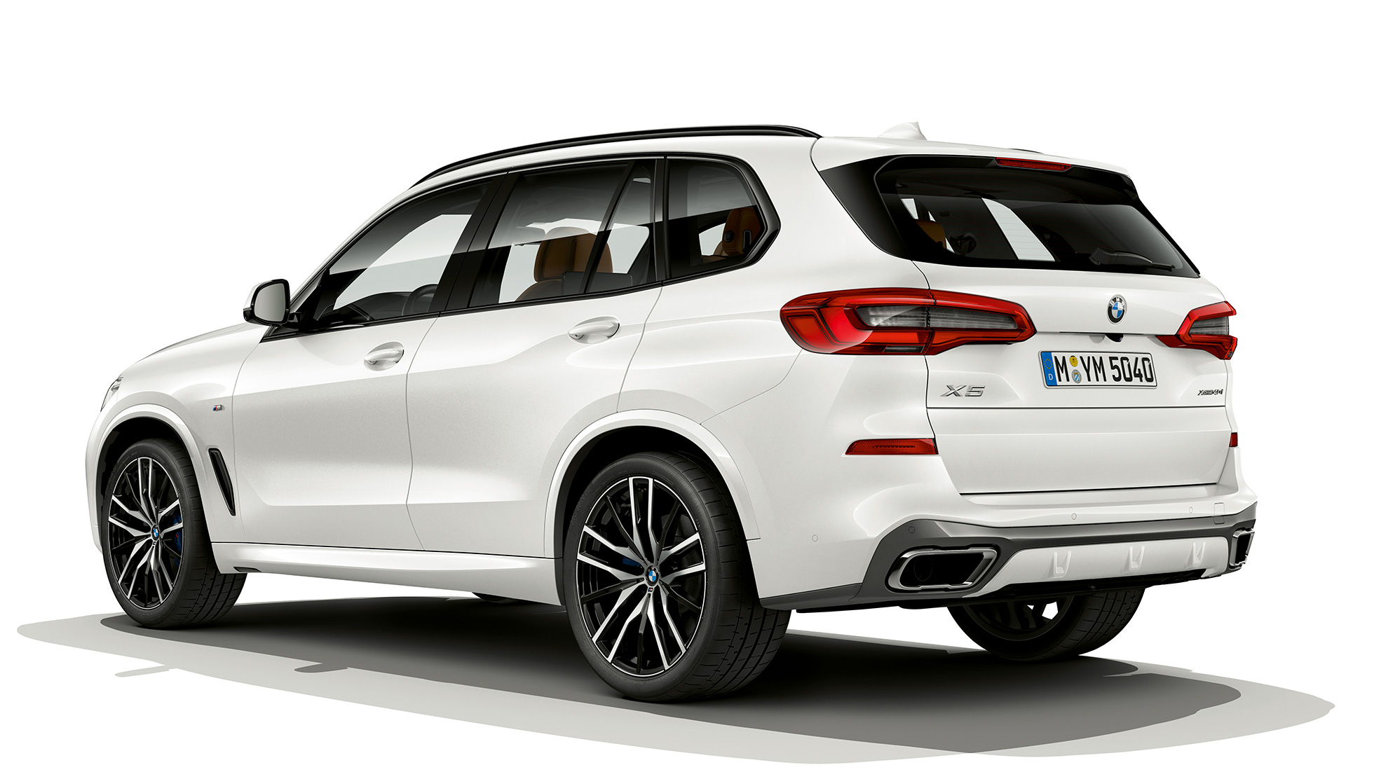 BMW X5 xDrive40i M Sport, skásett sjónarhorn á afturhluta Steinhvítsanseraður BMW X5 xDrive40i M Sport G05 2018, skásett sjónarhorn á afturhluta