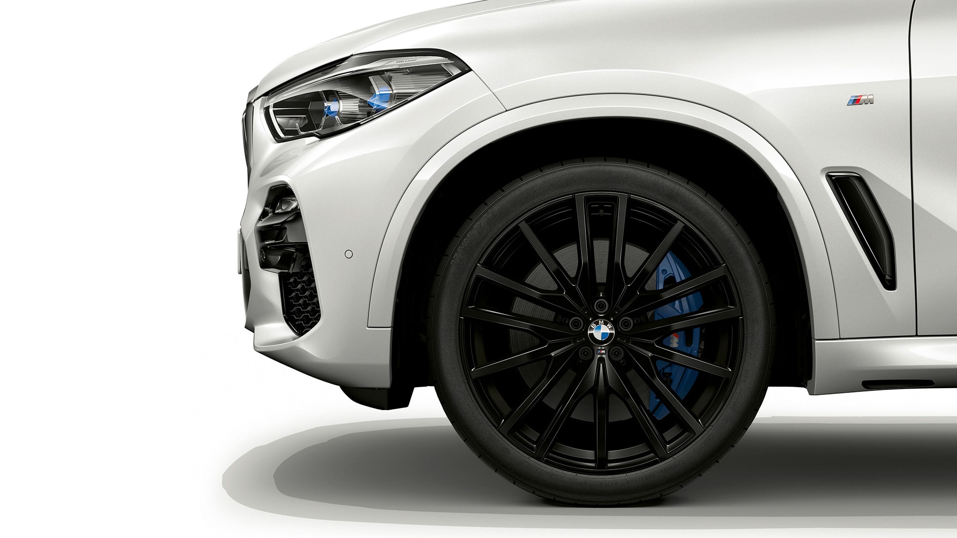 BMW X5 xDrive40i M Sport, framhluti og felga frá hlið Steinhvítsanseraður BMW X5 xDrive40i M Sport G05 2018, framhluti og felga frá hlið