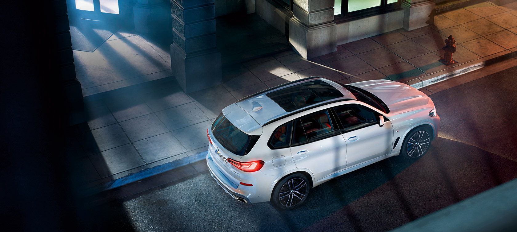 BMW X5, ofan frá Steinhvítsanseraður BMW X5 G05 2018, ofan frá