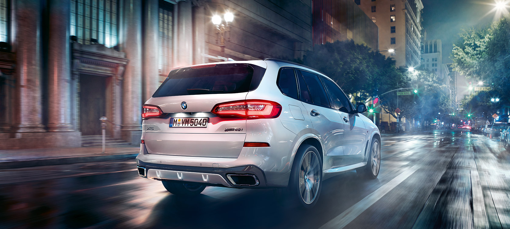 BMW X5, skásett sjónarhorn á afturhluta við akstur Steinhvítsanseraður BMW X5 G05 2018, skásett sjónarhorn á afturhluta í akstri