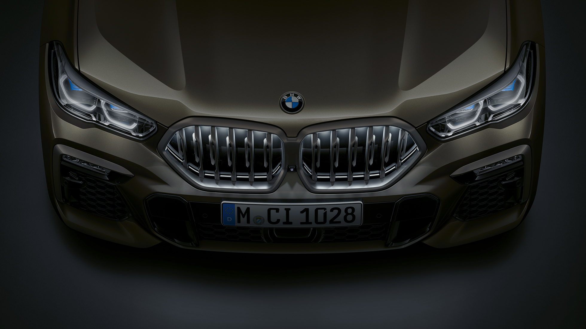 Framhluti BMW X6. Nærmynd ofan frá af framhluta BMW X6 með upplýst tvískipt BMW-grill.