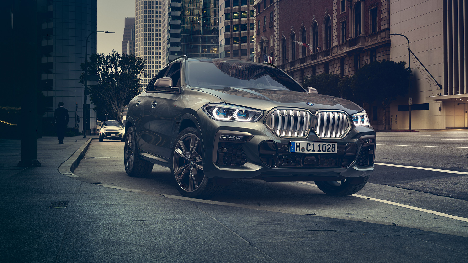 Sjálfvirk M Professional-fjöðrun BMW X6 BMW X6, skásett sjónarhorn að framan í borgarumhverfi.