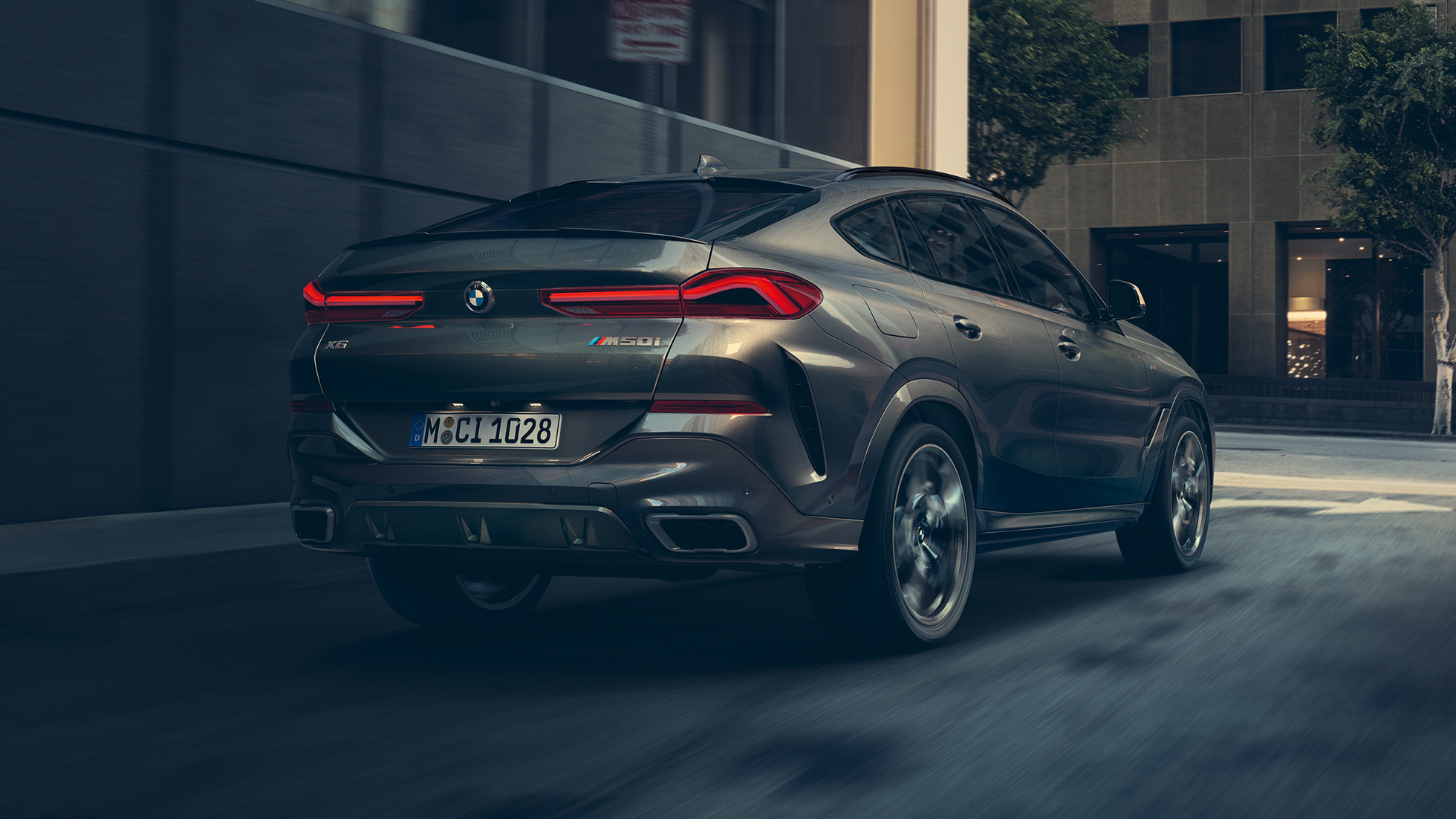 Sjálfvirk M Professional-fjöðrun. Afturhluti BMW X6, skáhallt sjónarhorn.