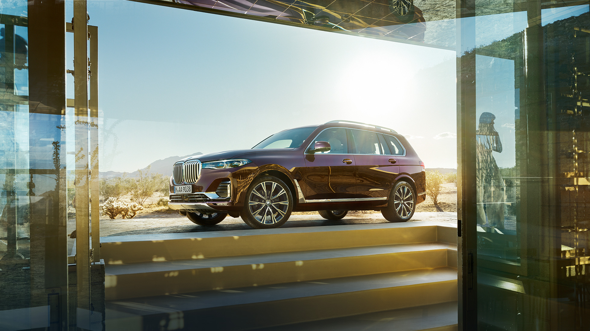BMW Individual X7 xDrive40i, side perspective BMW X7 in Ametrin Metallic standing from the side perspective