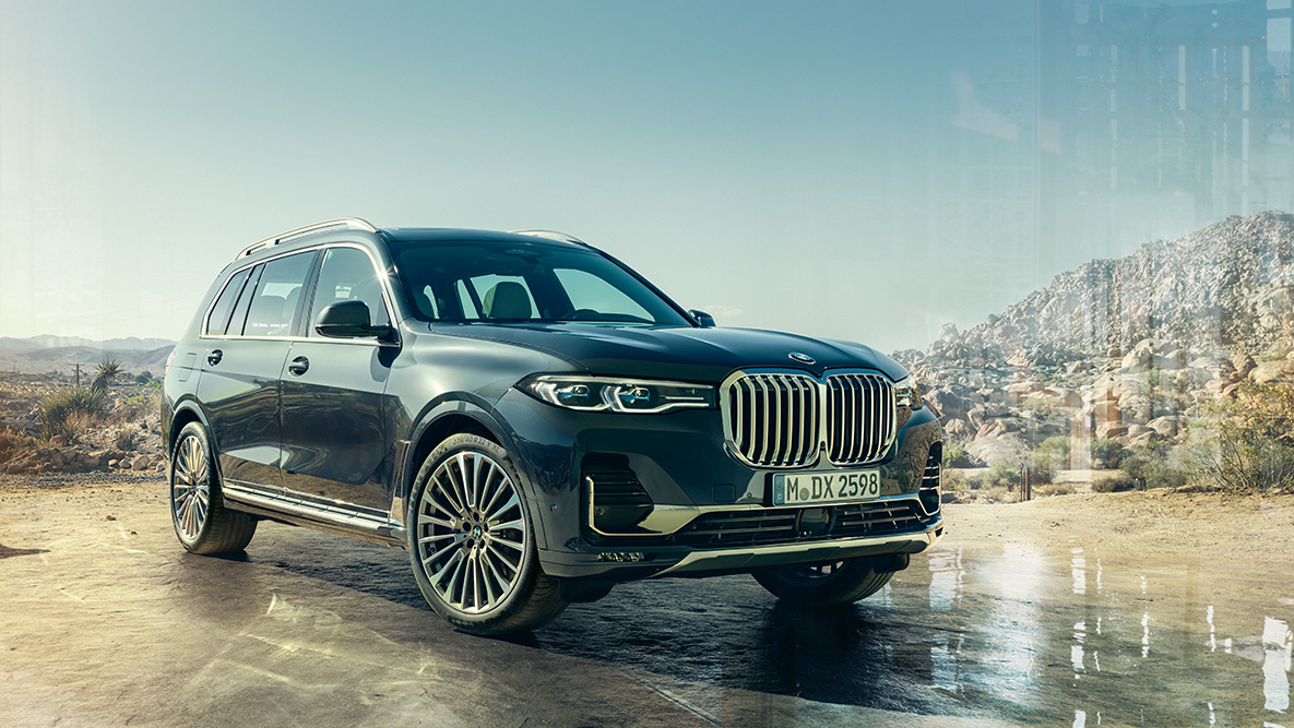 Ytra byrði BMW X7, skásett sjónarhorn á framhluta Ytra byrði BMW X7: skásett sjónarhorn á framhluta með eyðimörk í bakgrunni