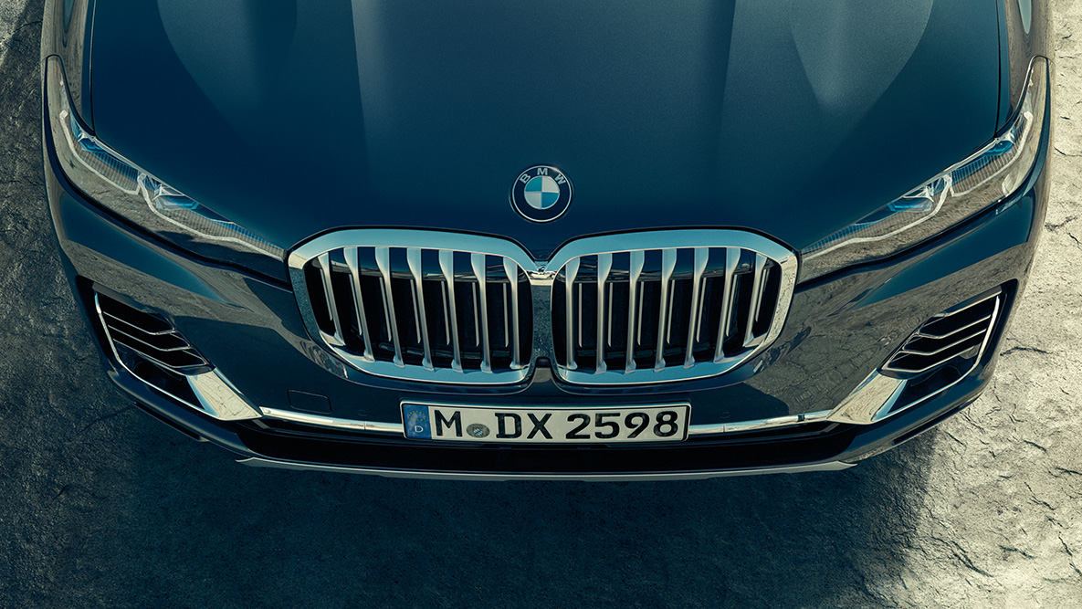 Tvískipt BMW-grill BMW X7 Tvískipt BMW-grill: horft ofan á framhluta BMW X7