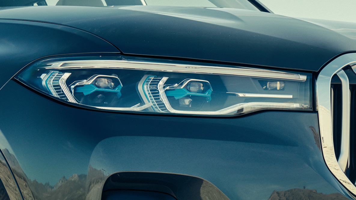BMW Laserlight-ljós BMW Laserlight-ljós: Nærmynd af framhluta BMW X7 með skásettu sjónarhorni á framhluta