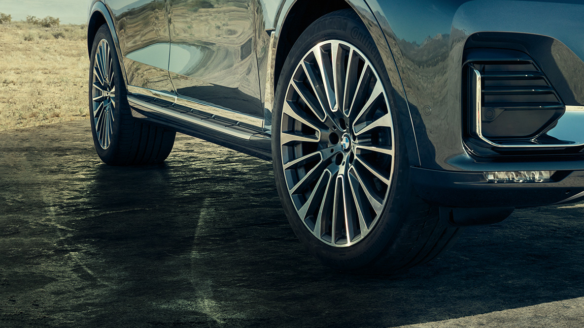 Léttar 22" álfelgur Léttar 22" álfelgur: skásett sjónarhorn á framhluta BMW X7 með áherslu á felgurnar