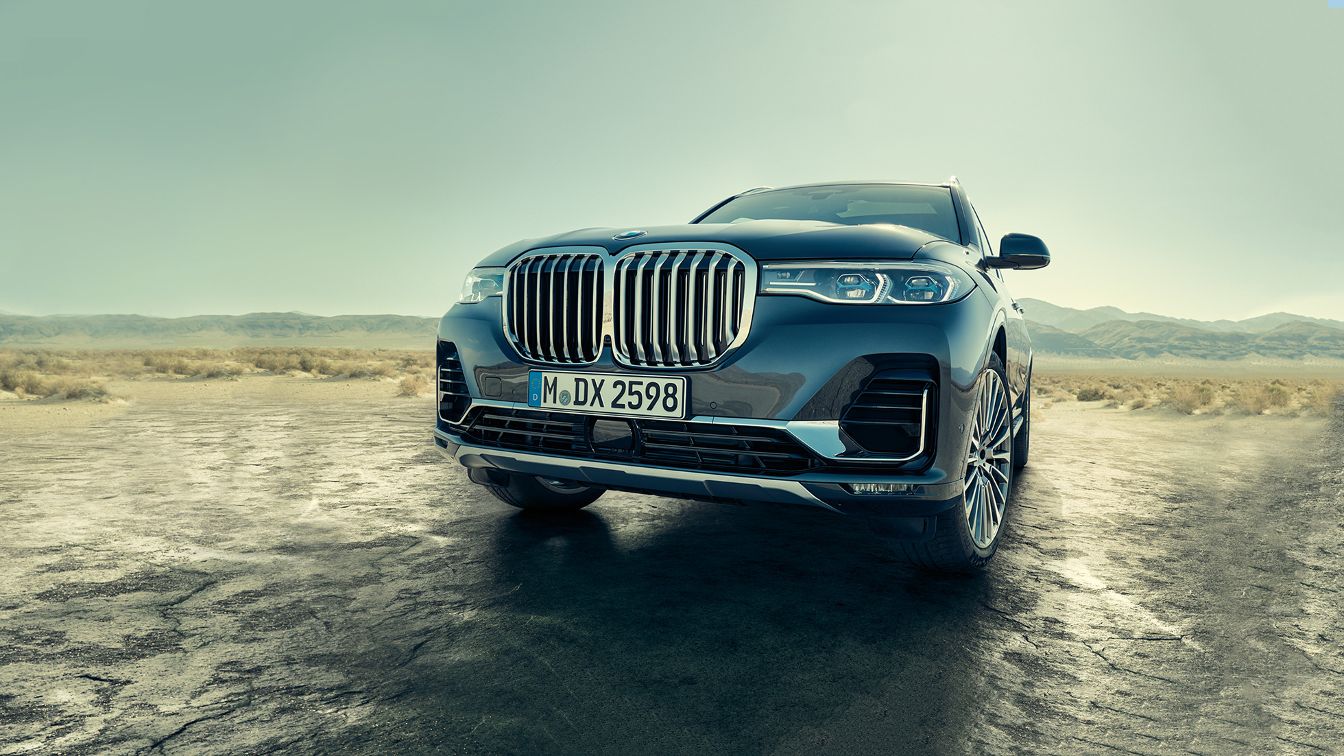 Ytra byrði BMW X7: skásett sjónarhorn upp undir Ytra byrði BMW X7: skásett sjónarhorn upp undir framhluta