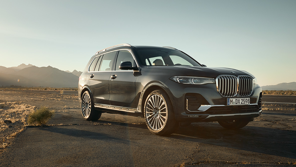 Executive Drive Pro Executive Drive Pro: BMW X7, skásett sjónarhorn á framhluta, eyðimörk í bakgrunni