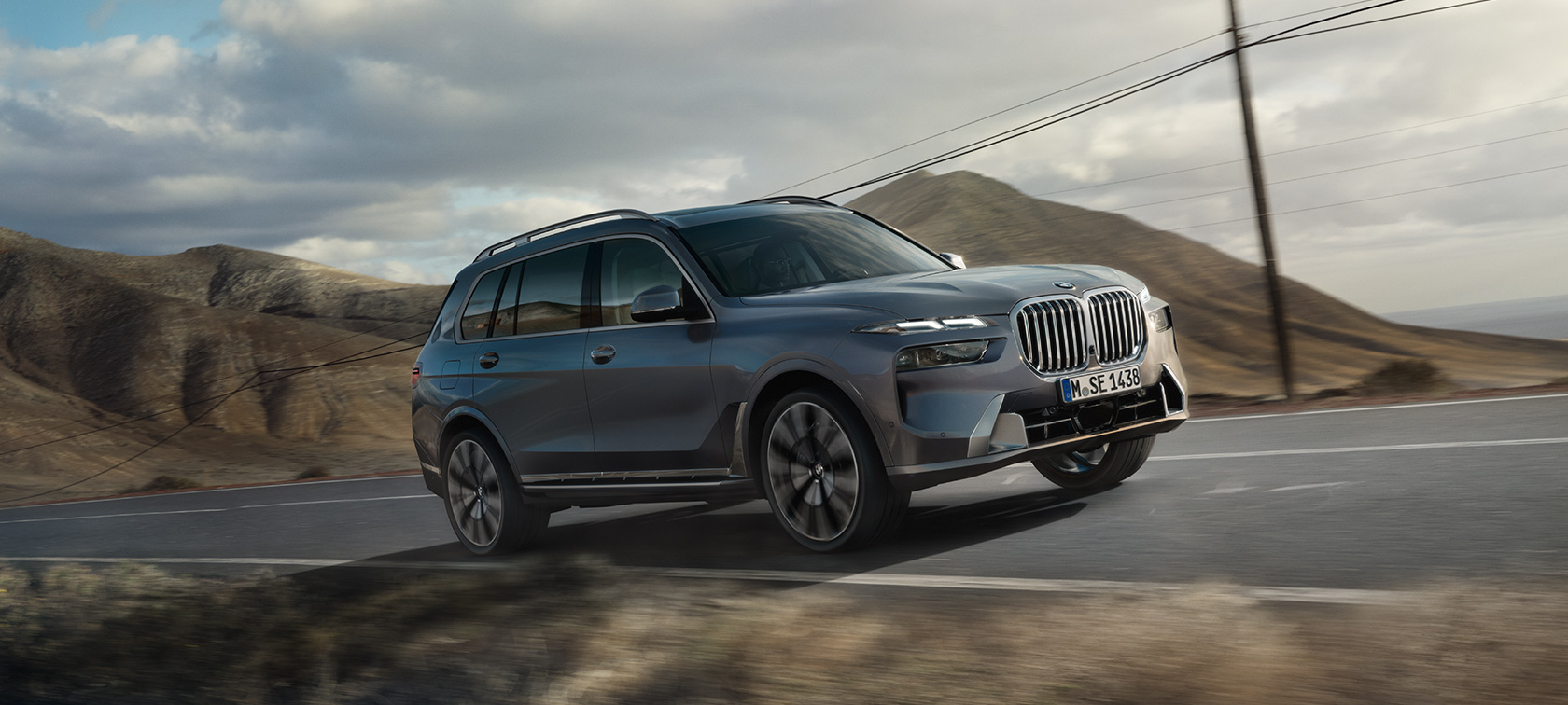 Myndskeið af sindrandi kopargrásanseruðum BMW X7 G07 LCI, skásett sjónarhorn á framhluta Myndskeið af sindrandi kopargrásanseruðum BMW X7 G07 LCI, skásett sjónarhorn á framhluta