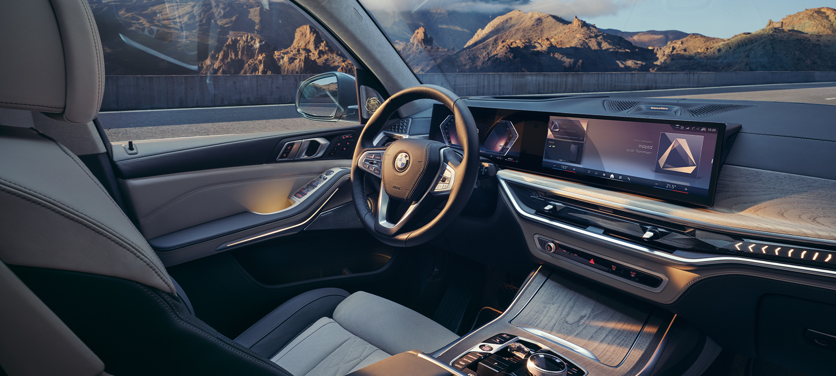 Ökumannsrými BMW X7 G07 LCI, séð úr farþegasæti Ökumannsrými BMW X7 G07 LCI með sveigðum skjá BMW, séð úr farþegasæti