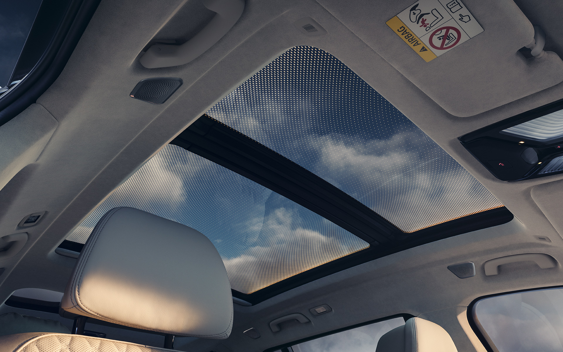 Sky Lounge-þakgluggi úr gleri í BMW X7 G07 LCI, séð úr innanrými upp í þak