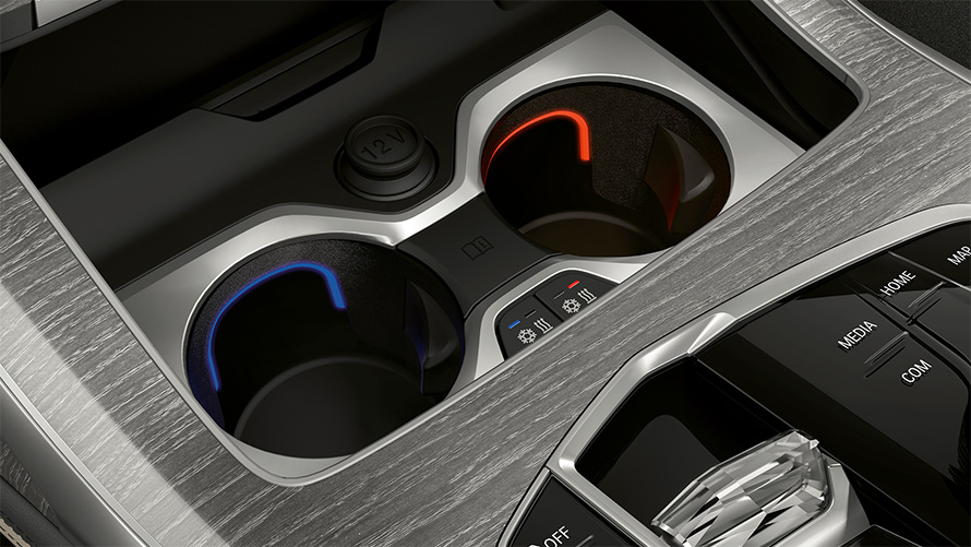 Nærmynd af glasahaldara í framsæti úr þægindapakka fyrir BMW X7 G07 LCI