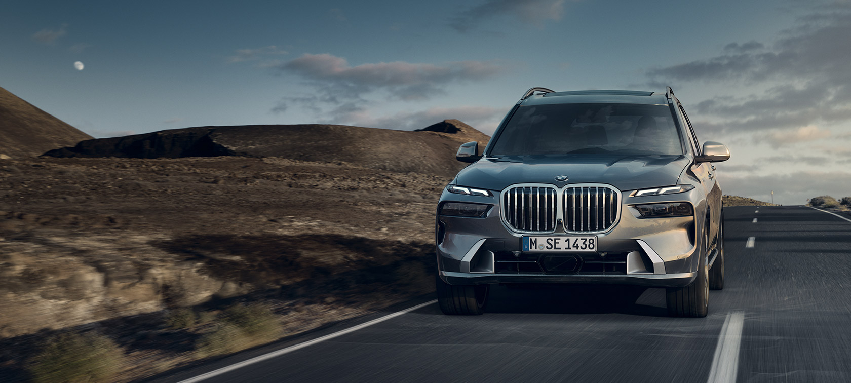 Sindrandi kopargrásanseraður BMW X7 G07 LCI á ferð, eilítið skásett sjónarhorn á framhluta