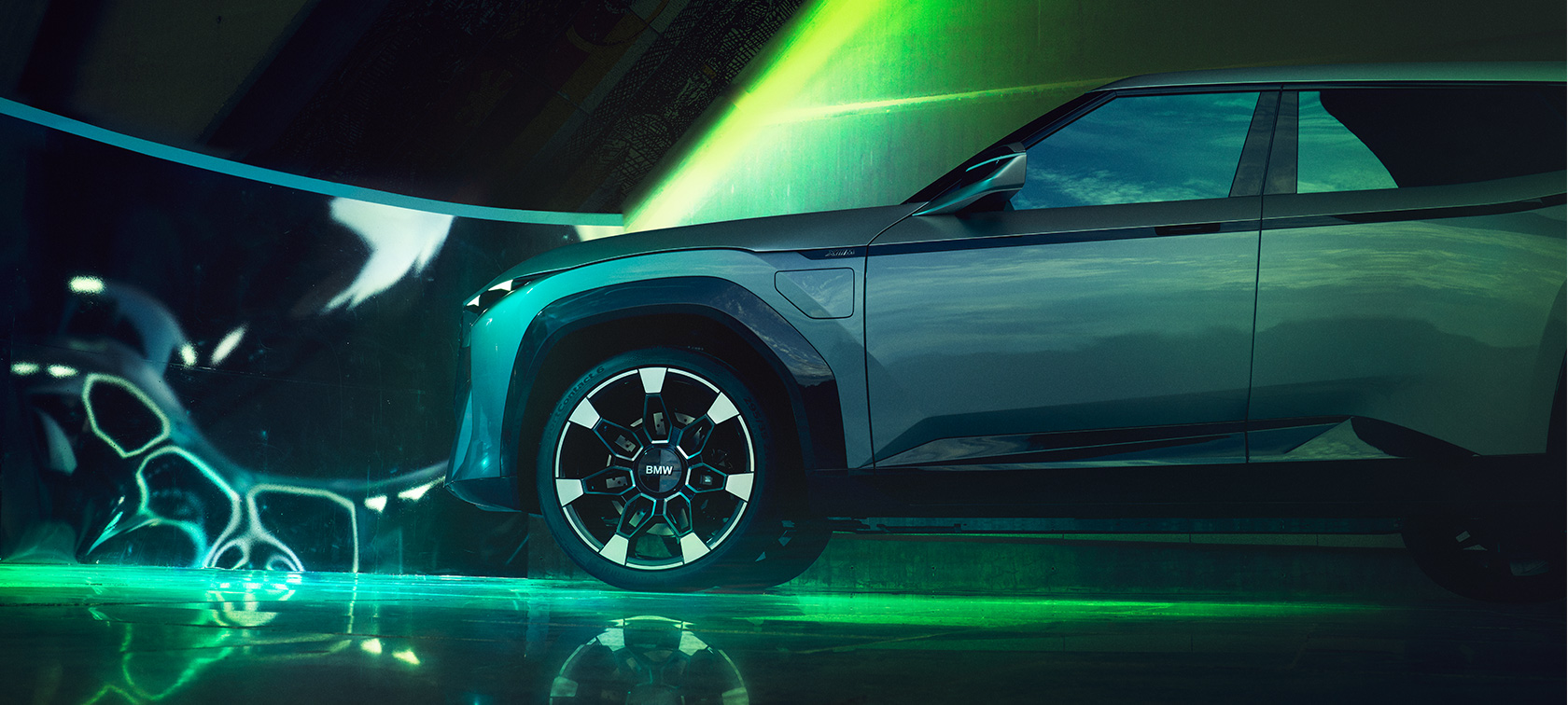 Kyrrstæður BMW Concept XM (G09) frá hlið Kyrrstæður BMW Concept XM (G09) frá hlið