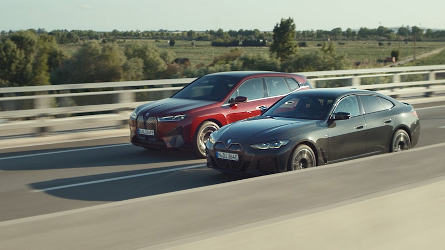 Myndband um frábæra akstursánægju í BMW i4 og BMW iX-rafbílunum Myndband um frábæra akstursánægju í BMW i4 og BMW iX-rafbílunum