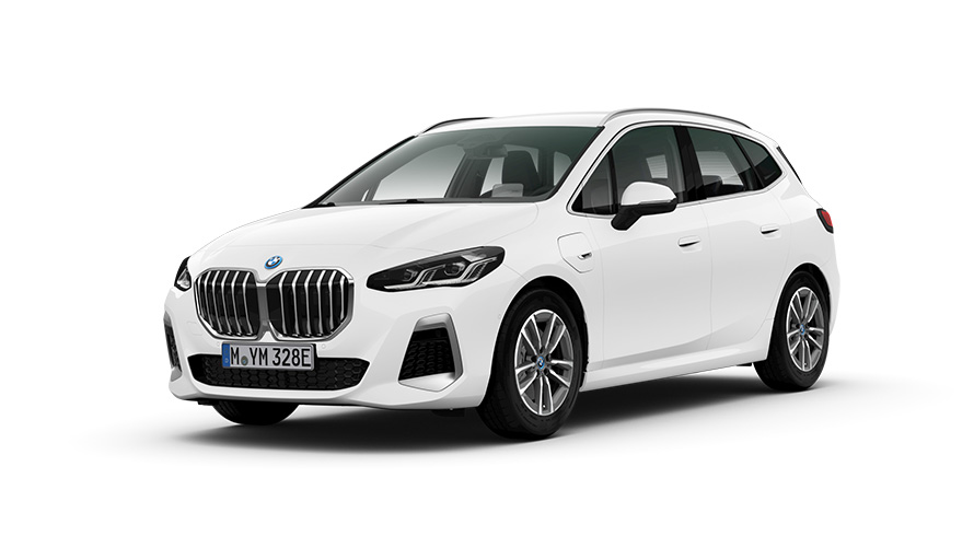 Skásett sjónarhorn á framhluta BMW 225xe Active Tourer-tengiltvinnbíls í stúdíói