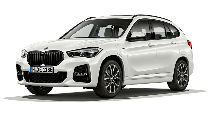 BMW X1 xDrive25e-tengiltvinnbíll, stúdíóljósmynd, skásett sjónarhorn á framhluta