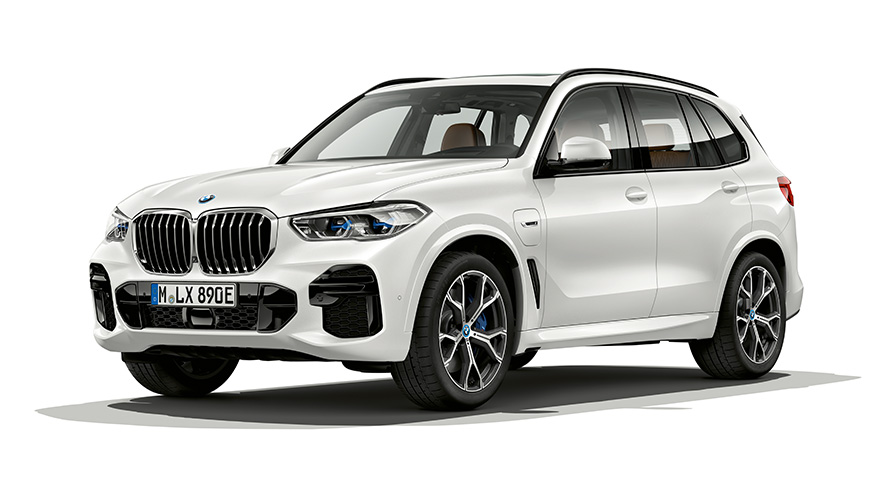 BMW X5 xDrive45e-tengiltvinnbíll, stúdíóljósmynd, skásett sjónarhorn á framhluta