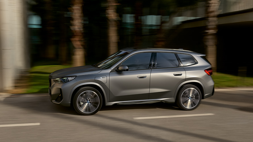 Skásett sjónarhorn á framhluta BMW 2 Series Active Tourer 2021 U06-tengiltvinnbíls