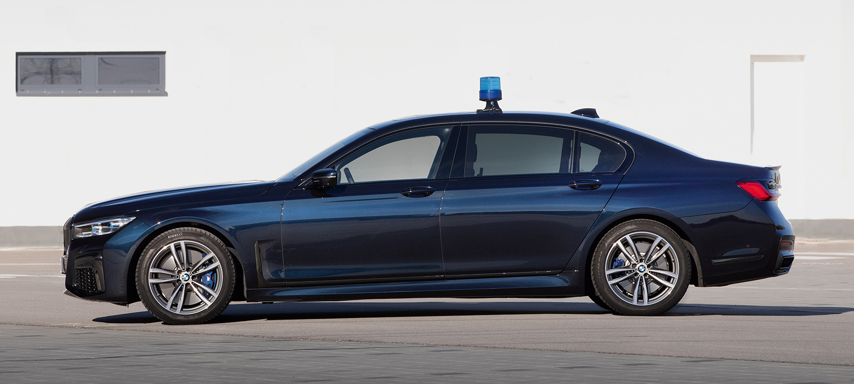 Ómerktur BMW 7 SERIES G12LCI-bíll fyrir viðbragðsaðila Ómerktur BMW 7 SERIES G12LCI-bíll fyrir viðbragðsaðila, frá hlið í kyrrstöðu með snúningsljós uppsett