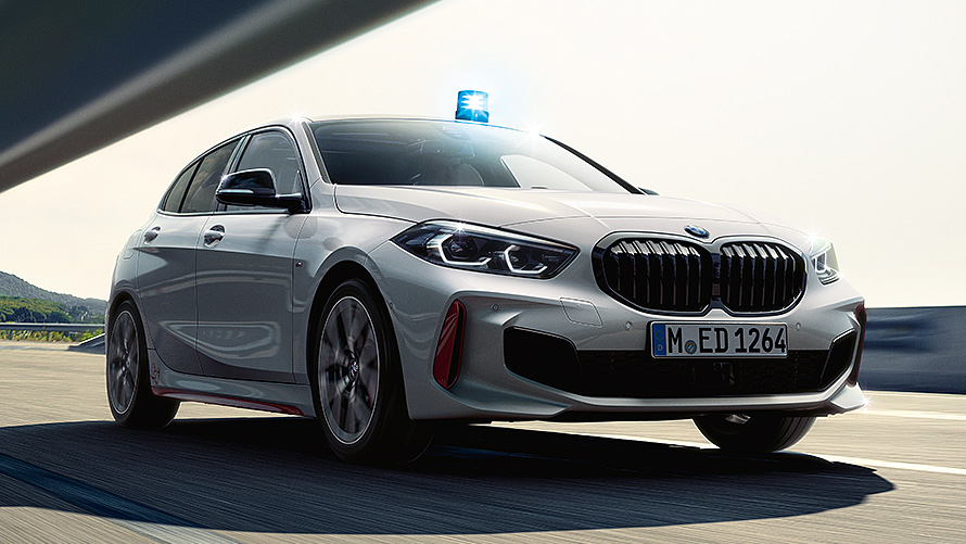 Ómerktur BMW 1 F40-bíll fyrir viðbragðsaðila með blá blikkandi ljós Ómerktur BMW 1 F40-bíll fyrir viðbragðsaðila með blá blikkandi ljós, skásett sjónarhorn á framhlið í akstri