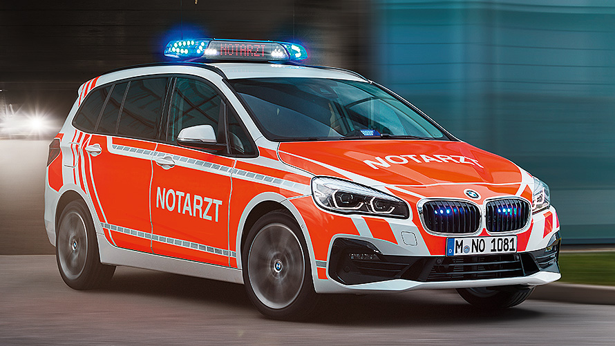BMW 2er Gran Tourer F48LCI2-útkallsbíll fyrir lækna BMW 2er Gran Tourer F48LCI2-útkallsbíll fyrir lækna, skásett sjónarhorn á framhlið í innanbæjarakstri