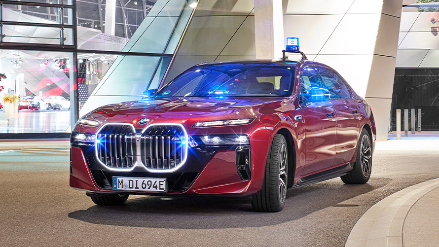 BMW 7 Series G12-lögreglufylgdarbíll BMW 7 Series G12-lögreglufylgdarbíll, skásett sjónarhorn á framhlið í akstri á vegi