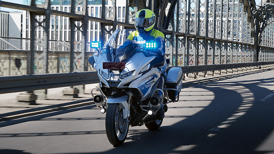 BMW R1250RT-lögreglumótorhjól BMW R1250RT-lögreglumótorhjól, horft á framhlið í akstri yfir brú