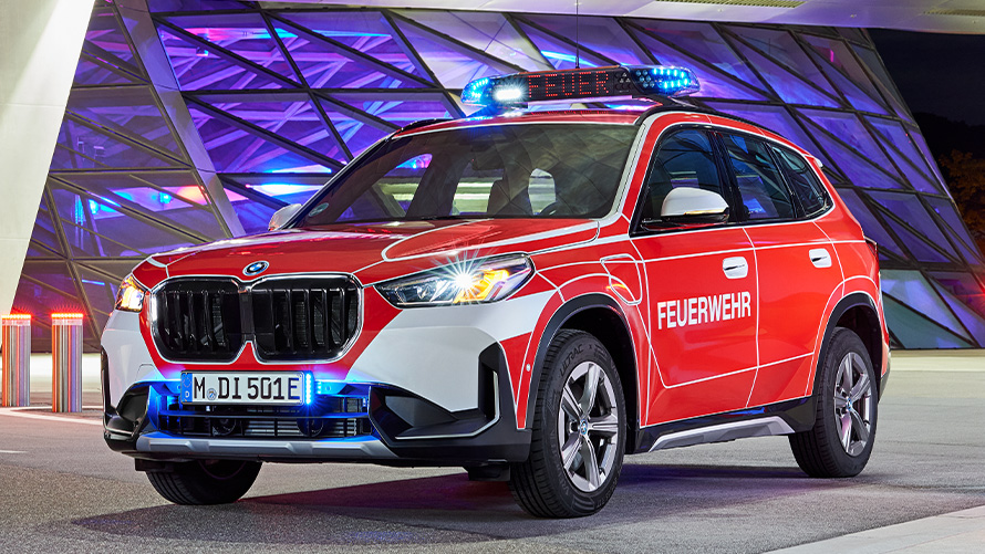 BMW X1 F48LCI-slökkviliðsbíll BMW X1 F48LCI-slökkviliðsbíll, skásett sjónarhorn á framhlið í akstri