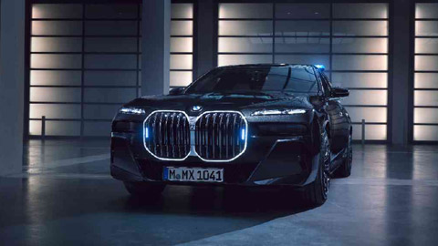 BMW X5 VR6 G05LCI-öryggisfylgdarbíll BMW X5 VR6 G05LCI-öryggisfylgdarbíll, frá hlið í akstri