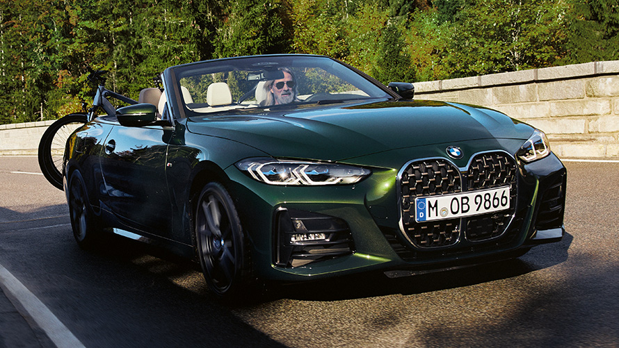 BMW-felgur með sumarhjólbörðum á BMW 4 Series-blæjubíl (G23) á sólardegi BMW-felgur með sumarhjólbörðum á BMW 4 Series-blæjubíl (G23) á sólardegi