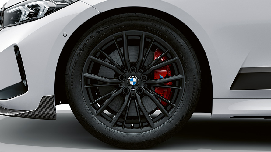 Létt 18" M Performance-álfelga, 796 M BMW M Performance-búnaður Nærmynd af 18" M Performance léttri álfelgu, 796 M BMW M Performance-búnaður