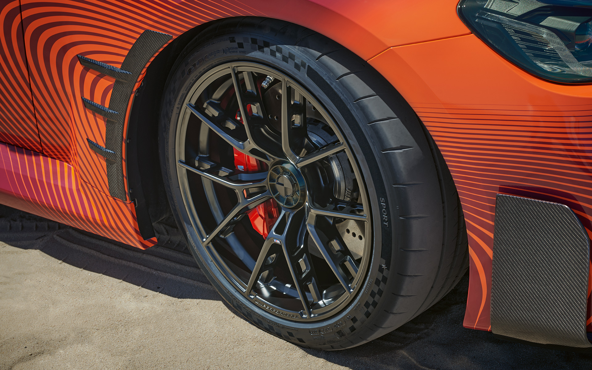 Kyrrstæður BMW M2 Coupé G87 BMW M Performance-búnaður, skásett sjónarhorn á afturhluta