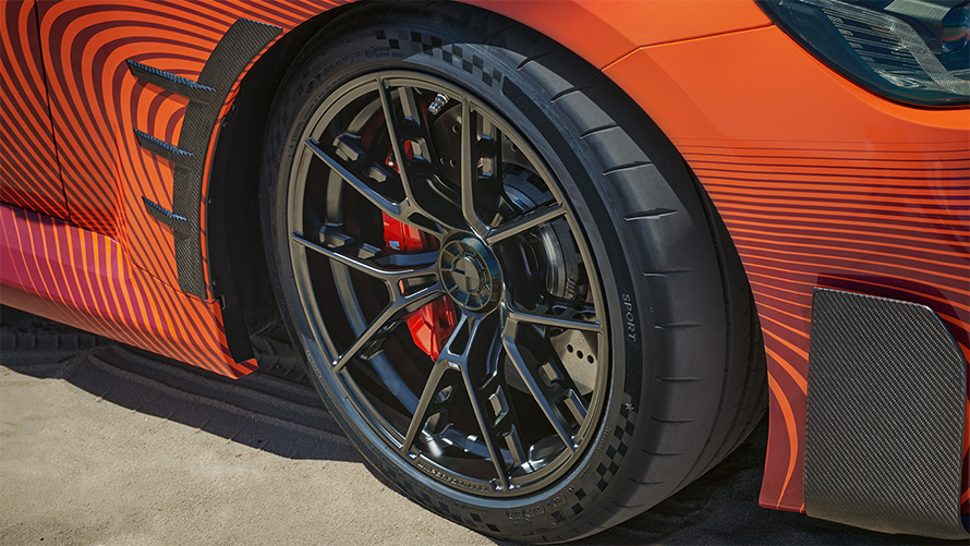 Kyrrstæður BMW M2 Coupé G87 BMW M Performance-búnaður, skásett sjónarhorn á afturhluta