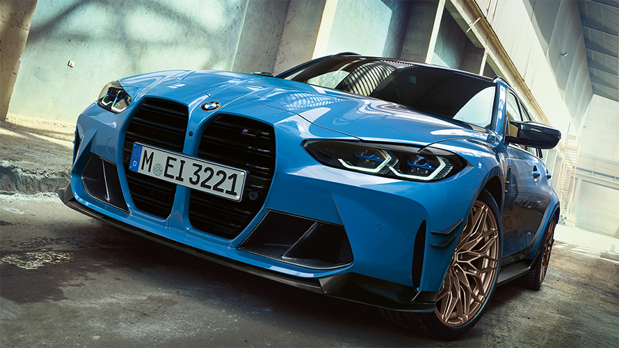 BMW M3 Touring G81 BMW M Performance-búnaður í akstri, skásett sjónarhorn á framhluta