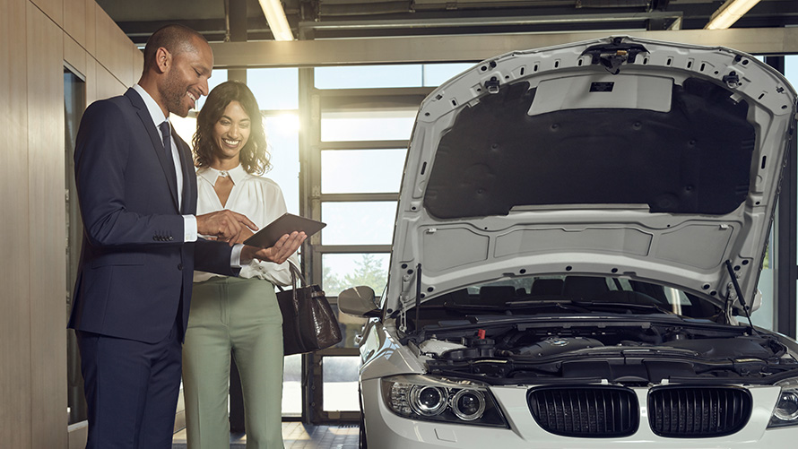 Skoðun og viðhald Viðskiptavinur og starfsfólk BMW-þjónustu ræða um skoðun og viðhald