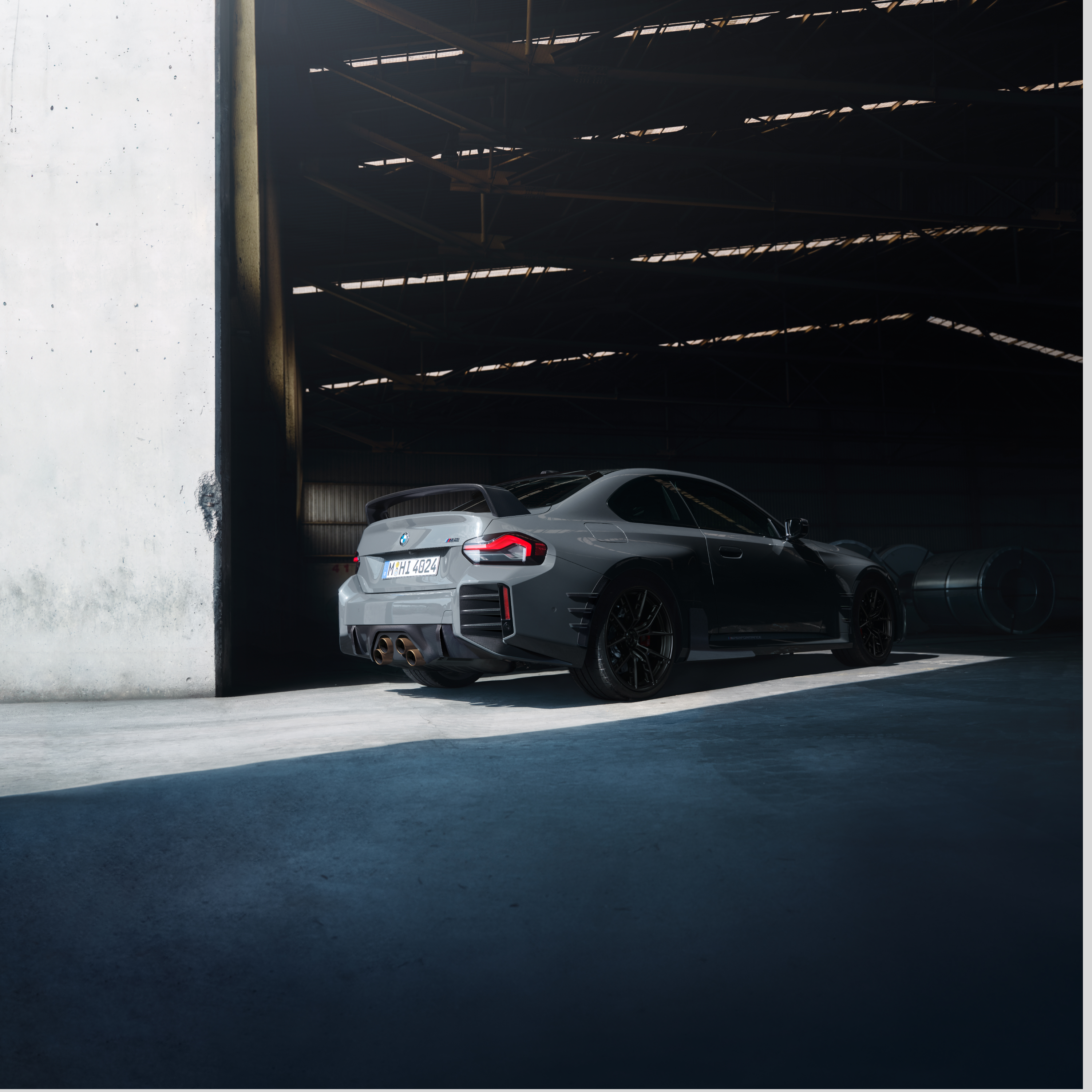 BMW stendur við hlið á stórum sal