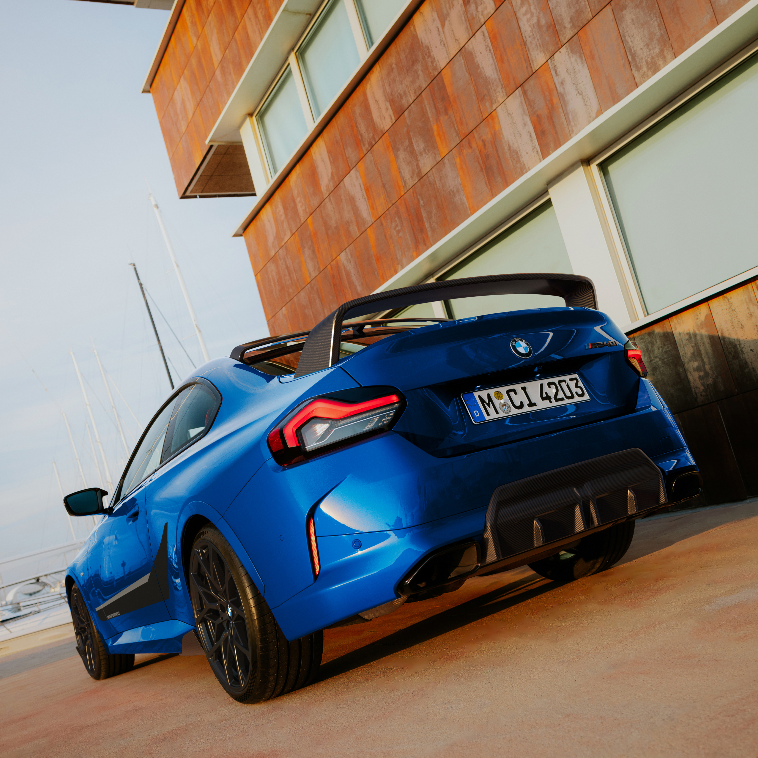 BMW með M Performance afturvindkseið lagt fyrir framan hús