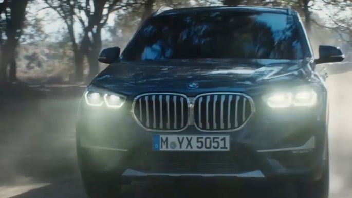 BMW X1, skásett sjónarhorn á framhluta. BMW X1, skásett sjónarhorn á framhluta við akstur úti í náttúrunni.