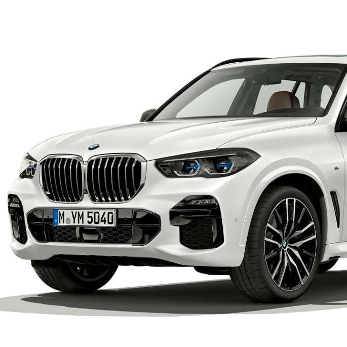 Steinhvítsanseraður BMW X5 xDrive40i M Sport G05 2018, skásett sjónarhorn á framhluta